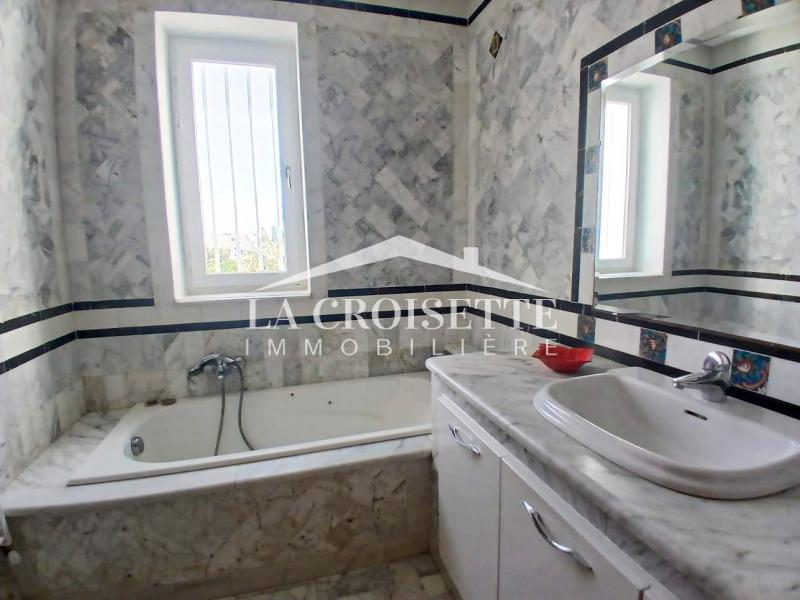 Étage de villa meublé S+3 avec terrasse à La Marsa